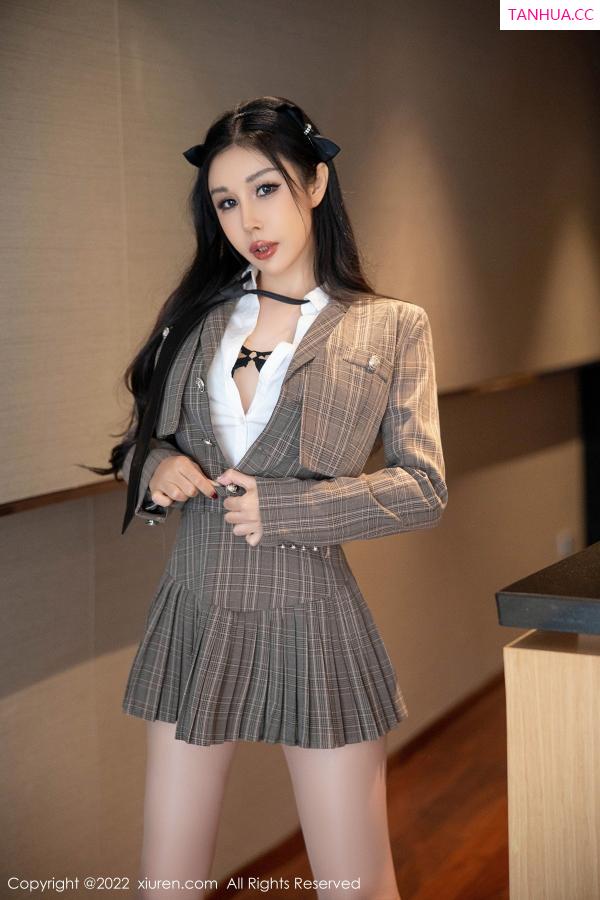 田冰冰  [XiuRen]高清写真图 2022.11.24 No.5902 田冰冰 制服美腿第7张图片